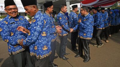 Gaji PNS Naik 2024 Inilah Alasan dan Tujuan Jokowi Menaikkan Gaji PNS dan Pensiunan